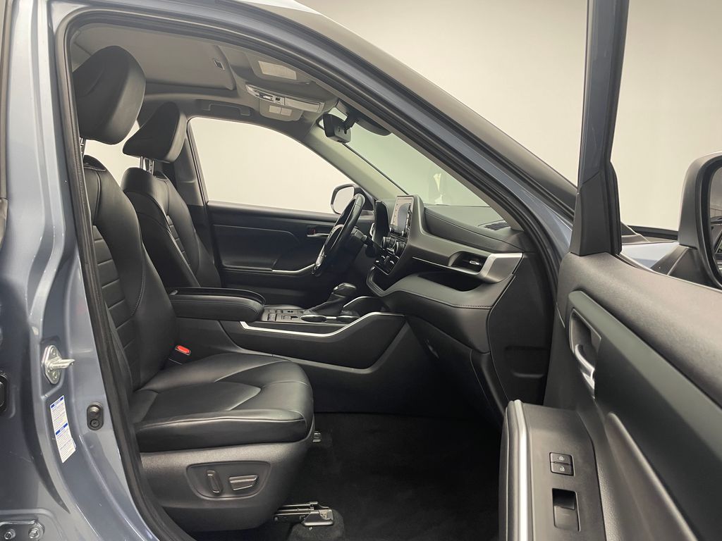 Thumbnail: 2020 Toyota Highlander - 17