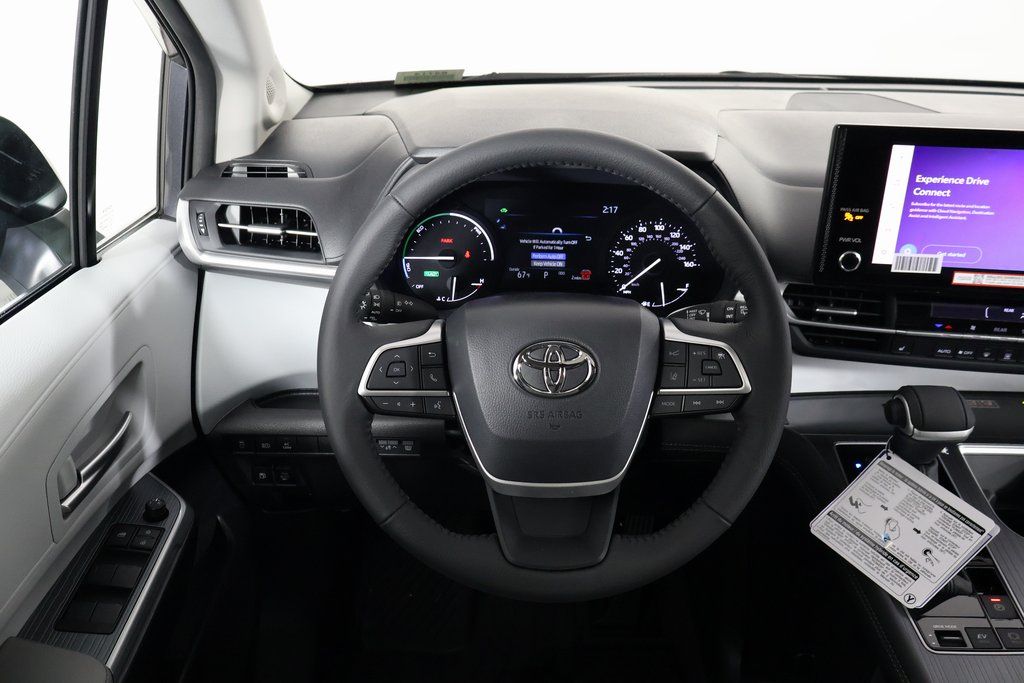 2025 Toyota Sienna XLE 3