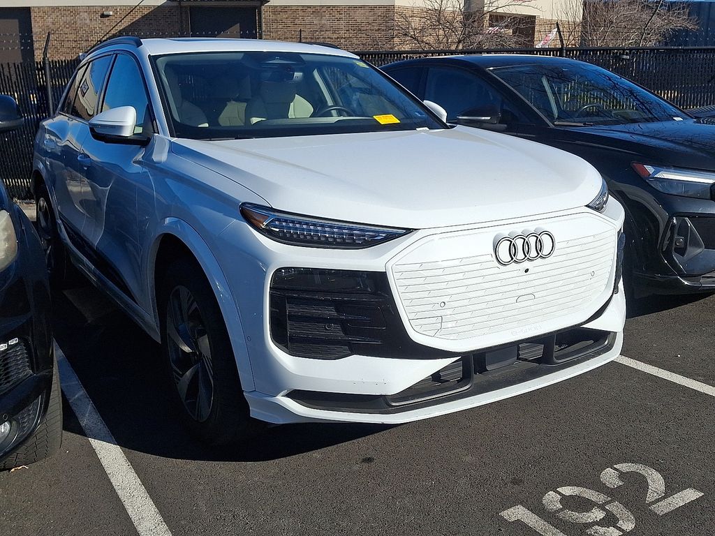 Thumbnail: 2025 Audi Q6 e-tron - 3