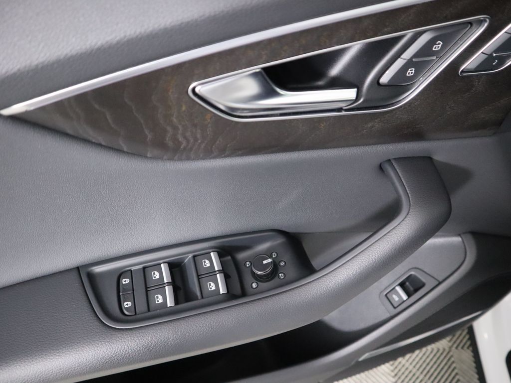 Thumbnail: 2022 Audi Q8 - 23