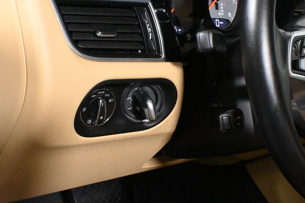 Thumbnail: 2018 Porsche Macan - 25