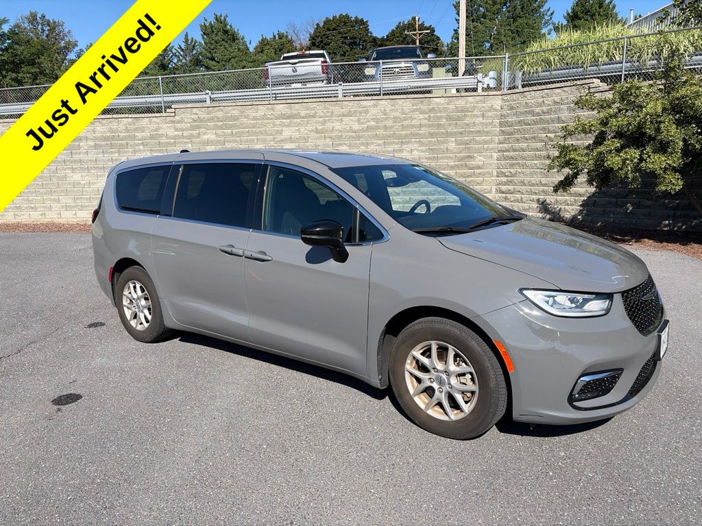 Ceramic Gray Clearcoat 2025 Chrysler Pacifica Minivan Front-Wheel Drive 9-Speed Automatic