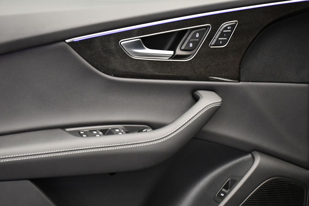 Thumbnail: 2025 Audi Q8 - 32