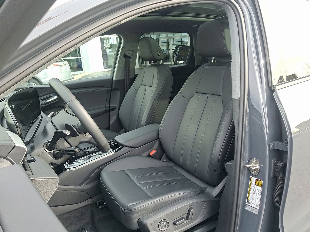 Thumbnail: 2025 Audi Q6 e-tron - 13