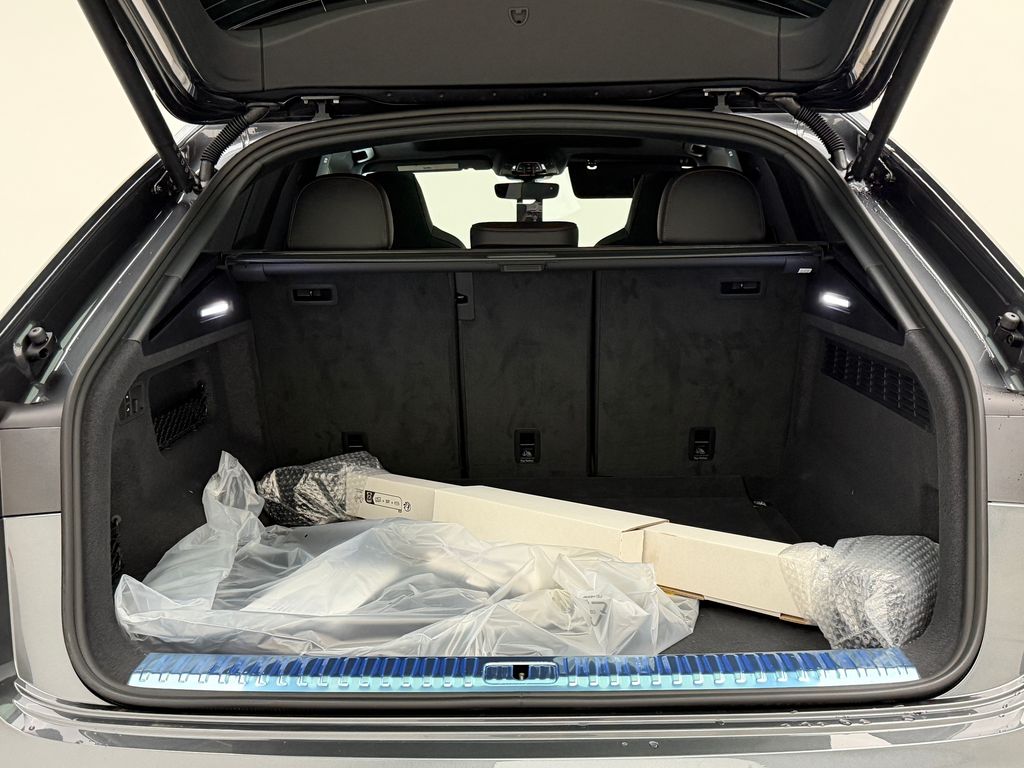 Thumbnail: 2026 Audi Q8 - 17