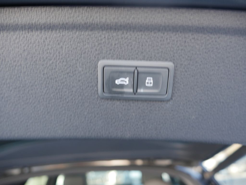 Thumbnail: 2023 Audi SQ5 - 25