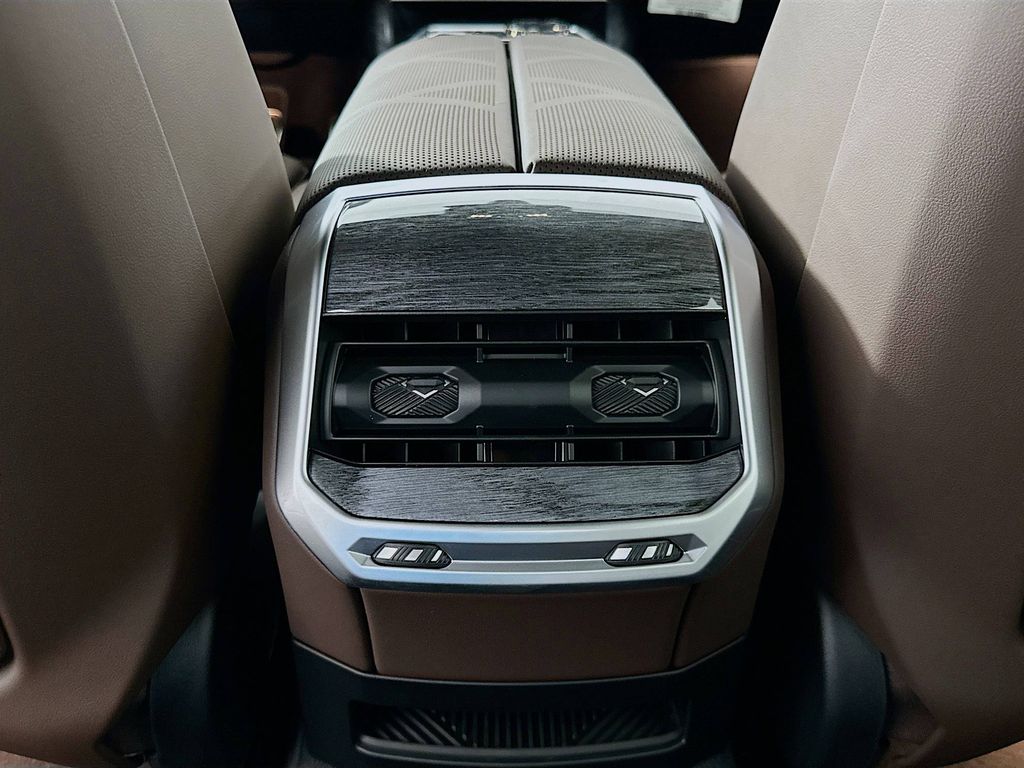 Thumbnail: 2026 BMW 7 Series - 25