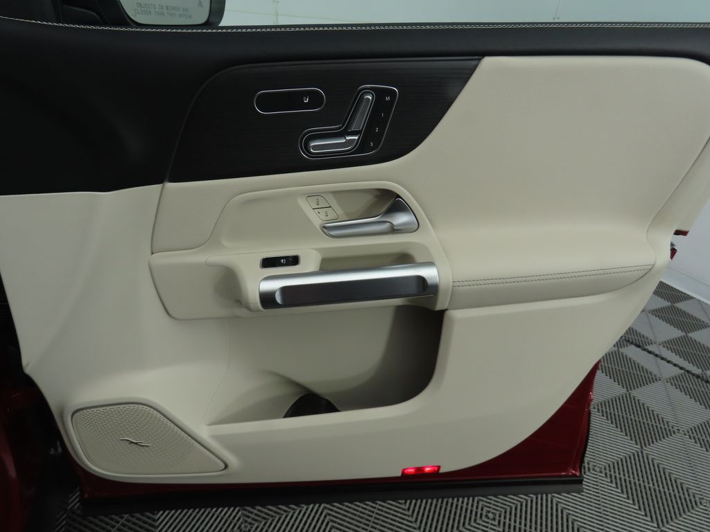 2025 Mercedes-Benz GLB 250 26
