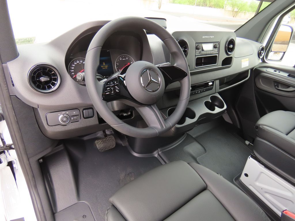 Thumbnail: 2025 Mercedes-Benz Sprinter - 10