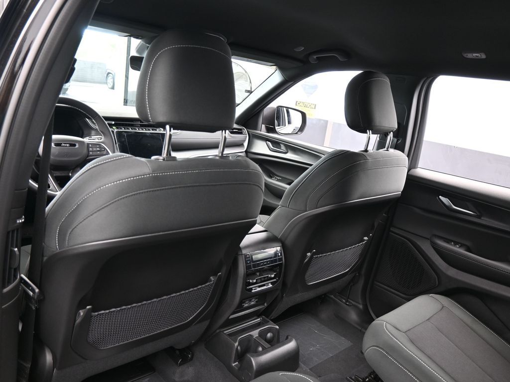 New 2026 Diamond Black Crystal Pearlcoat Jeep Laredo image 30