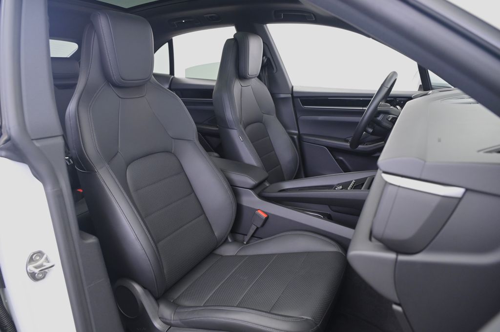 Thumbnail: 2024 Porsche Macan - 29