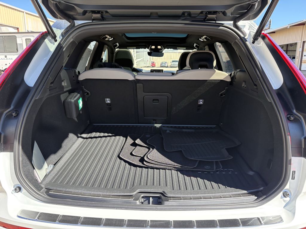 New 2026 Crystal White Volvo B5 Plus image 28