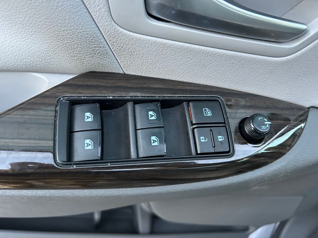 Thumbnail: 2017 Toyota Sienna - 18