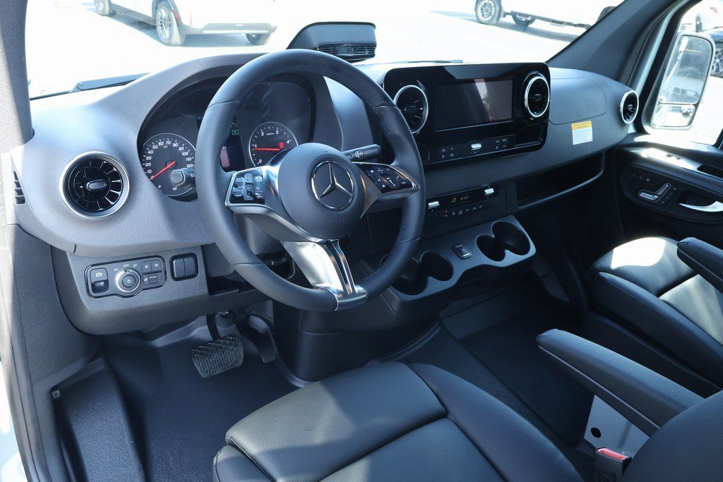 Thumbnail: 2025 Mercedes-Benz Sprinter - 3