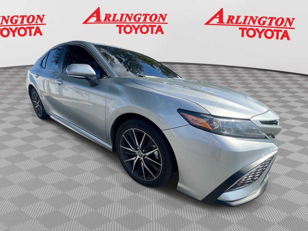 2023 Toyota Camry SE's photo