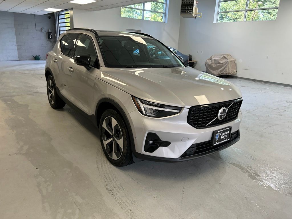  2025 Volvo XC40 B5 Plus Dark Theme AWD   
