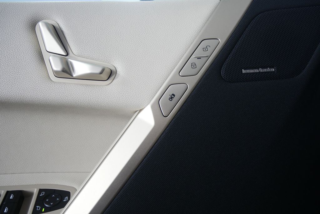 Thumbnail: 2026 BMW iX - 10