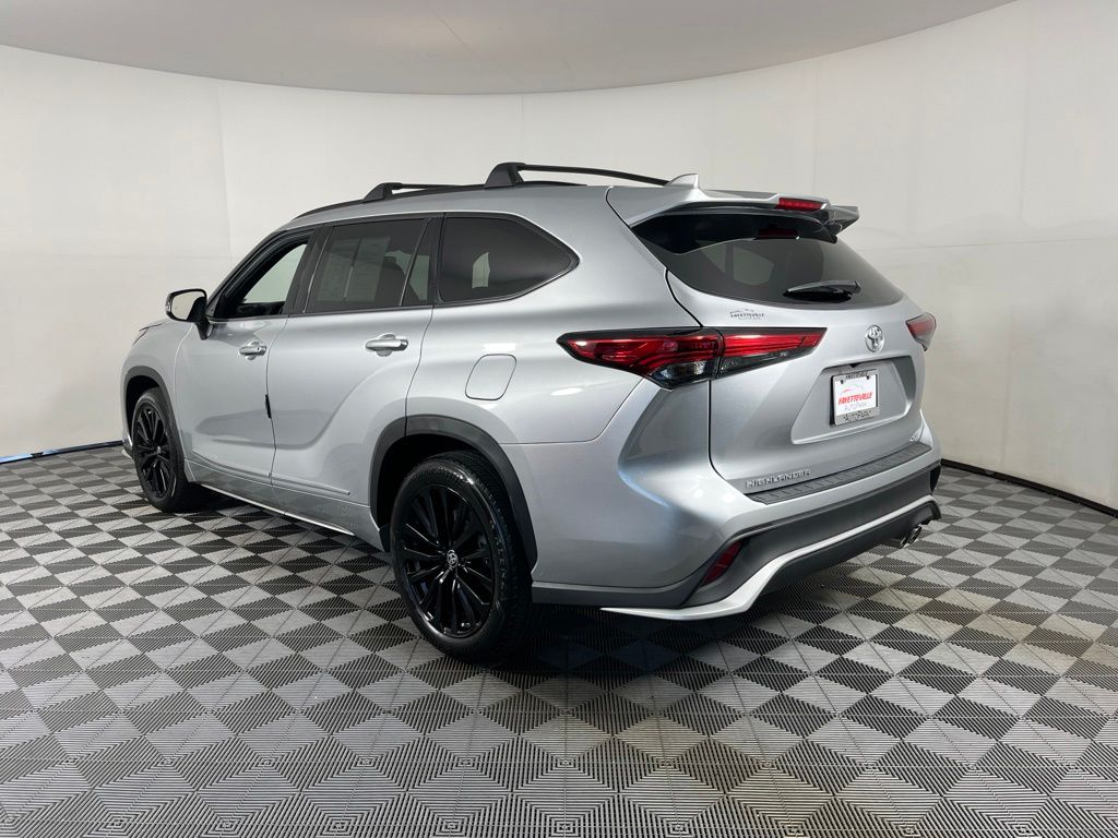 Thumbnail: 2023 Toyota Highlander - 3