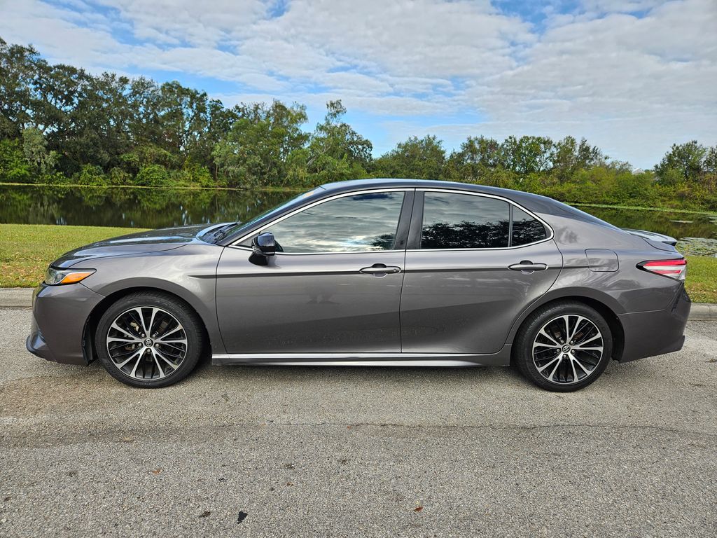 2018 Toyota Camry SE 2