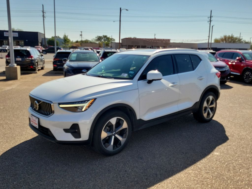 2023 Volvo XC40 B4 Plus Bright Theme - 4