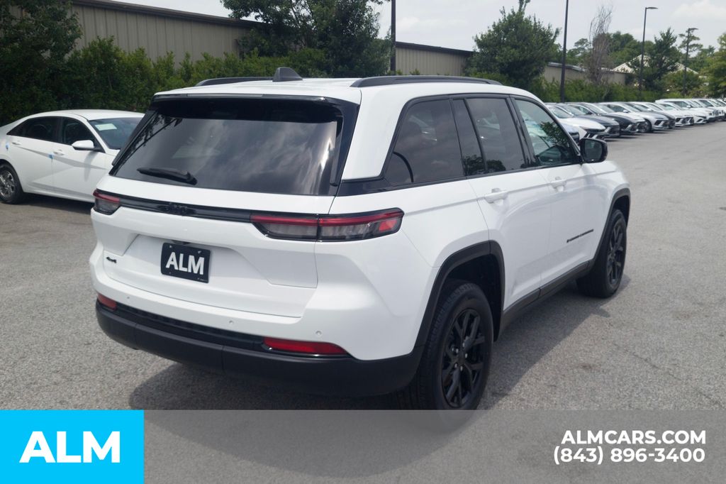 Used 2025 White Jeep Altitude image 5