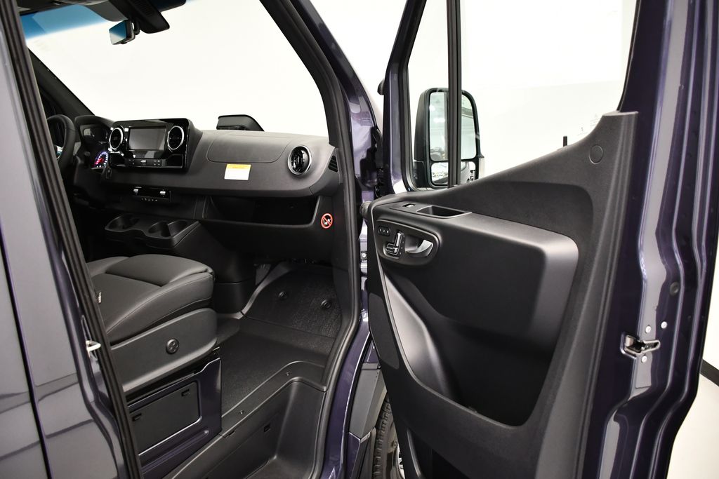 Thumbnail: 2025 Mercedes-Benz Sprinter - 31
