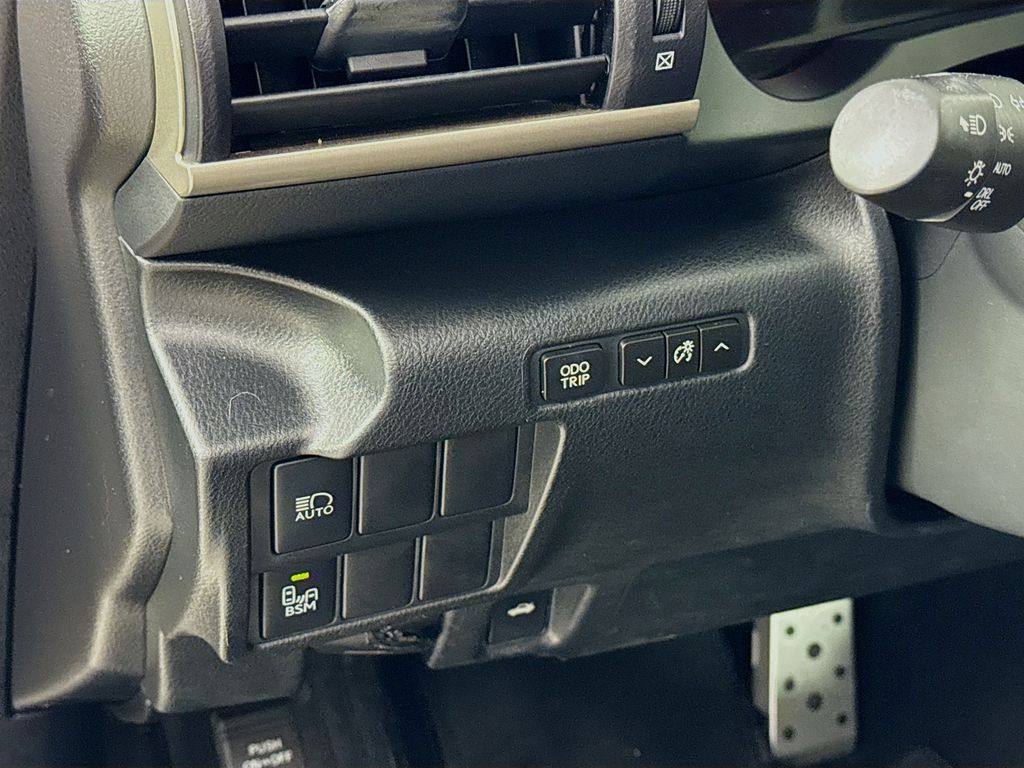 Thumbnail: 2017 Lexus IS - 10