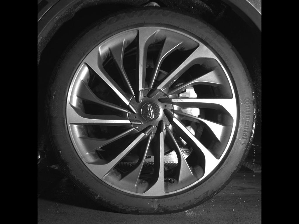 Used 2020 Silver Lincoln Reserve image 9