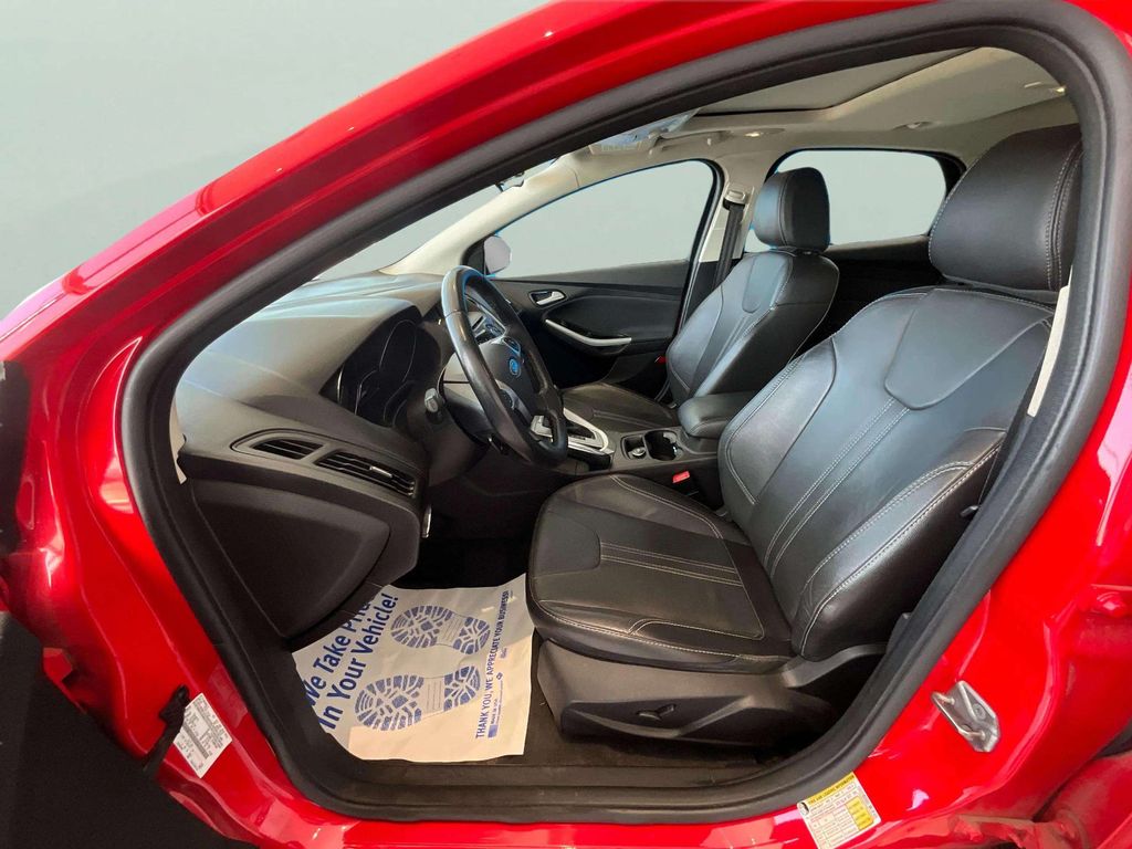 Used 2013 Race Red Ford SE image 13