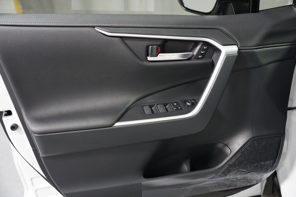 2025 Toyota RAV4 Limited 32
