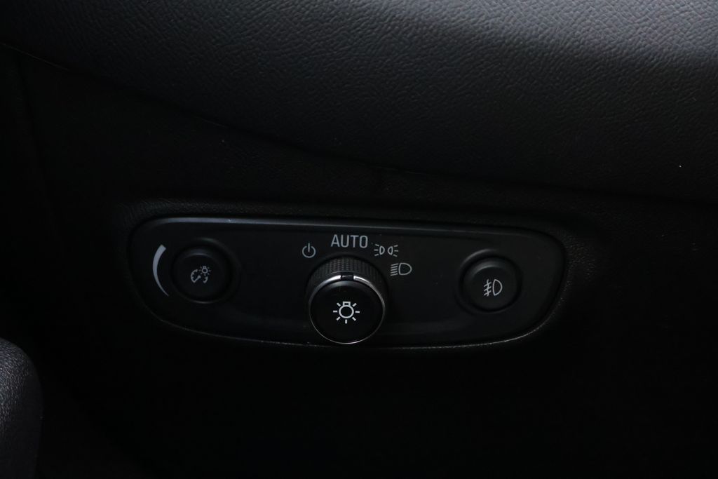 Thumbnail: 2020 Chevrolet Equinox - 32