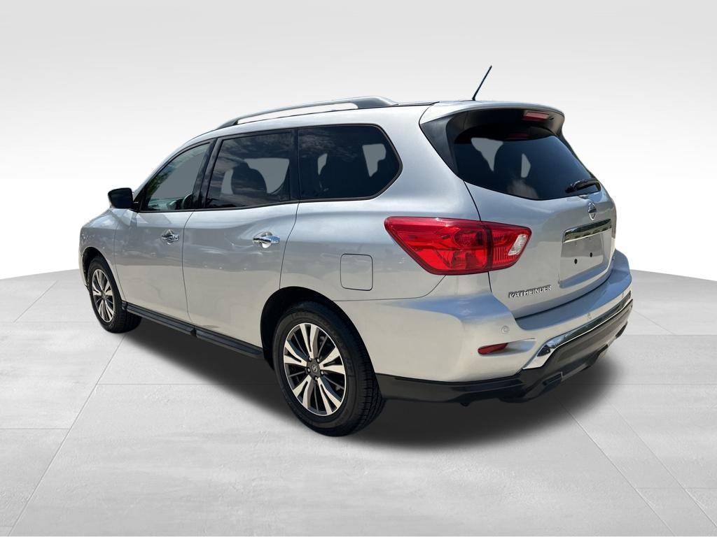 2017 Brilliant Silver Metallic Nissan Pathfinder SV FWD SUV