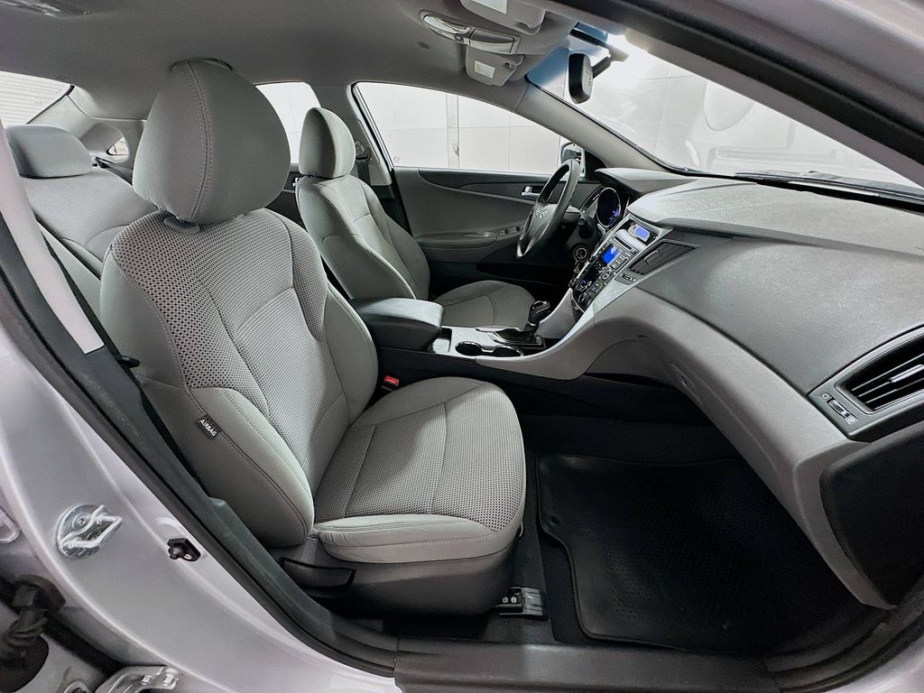 Thumbnail: 2011 Hyundai Sonata - 25