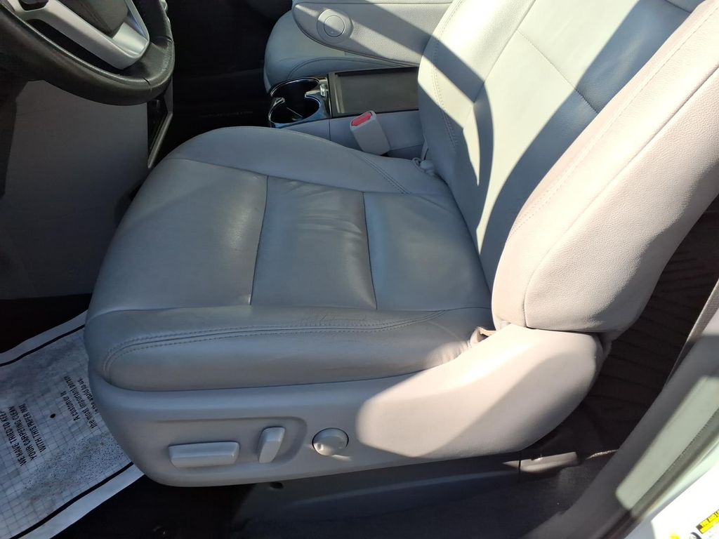 Used 2019 White Toyota XLE Premium image 14