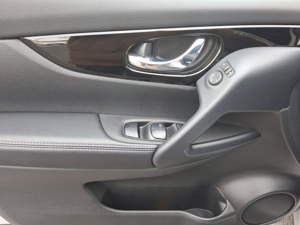 2021 Nissan Rogue Sport SV 12