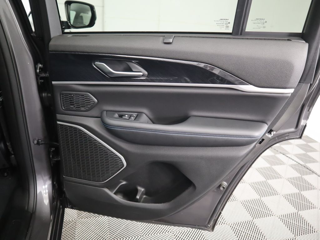 Thumbnail: 2022 Jeep Grand Cherokee - 28