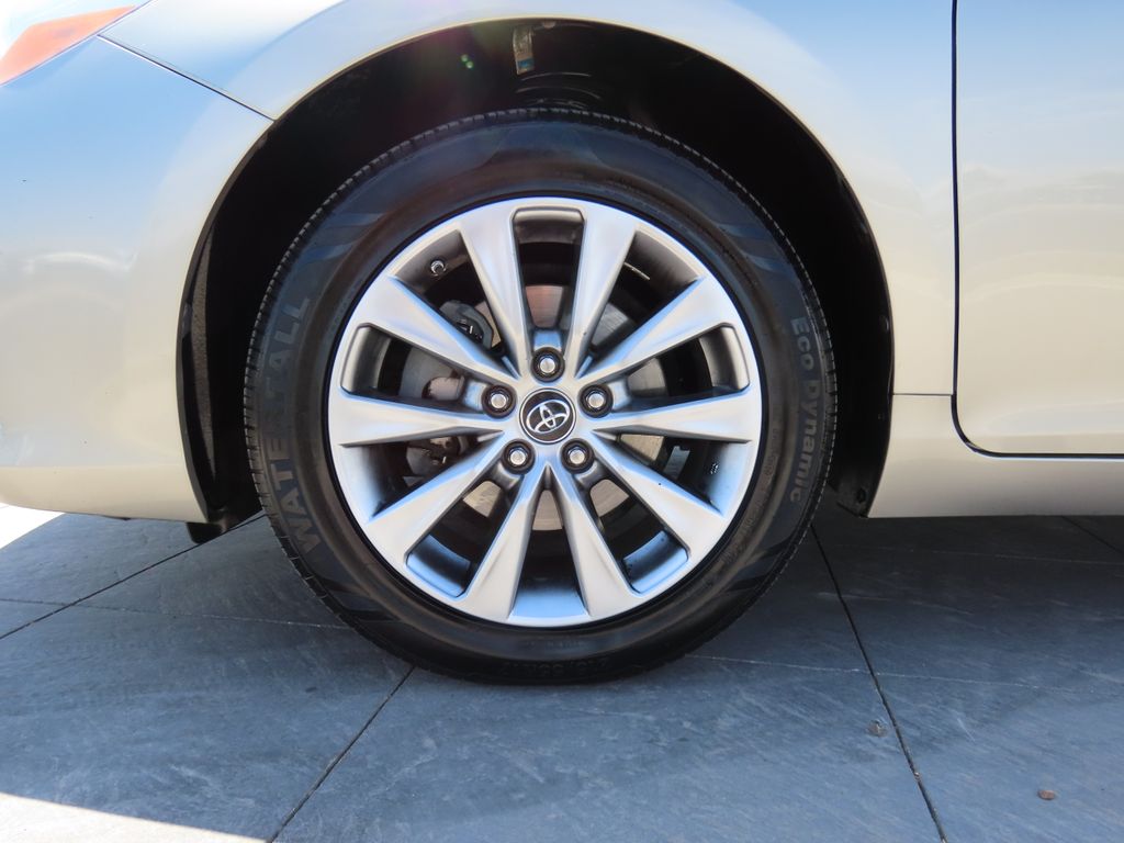 2017 Toyota Camry XLE 32
