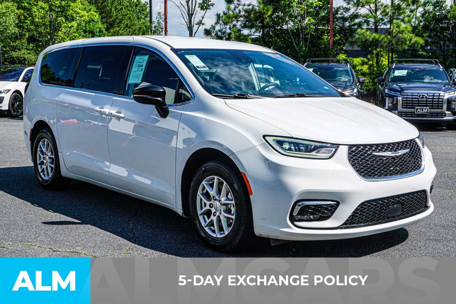2024 Chrysler Pacifica Touring L photo 3