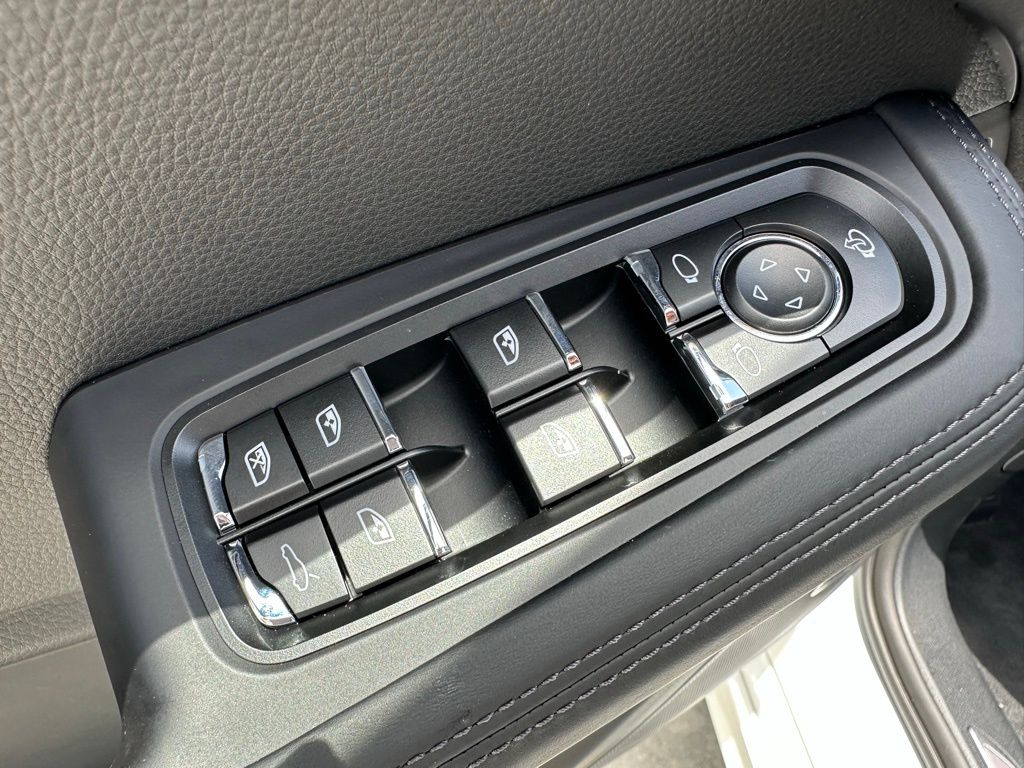 2025 Porsche Macan S 14