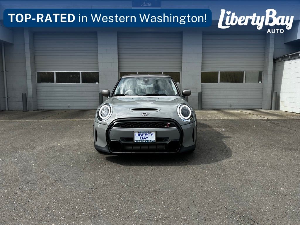 View vehicle photo 3