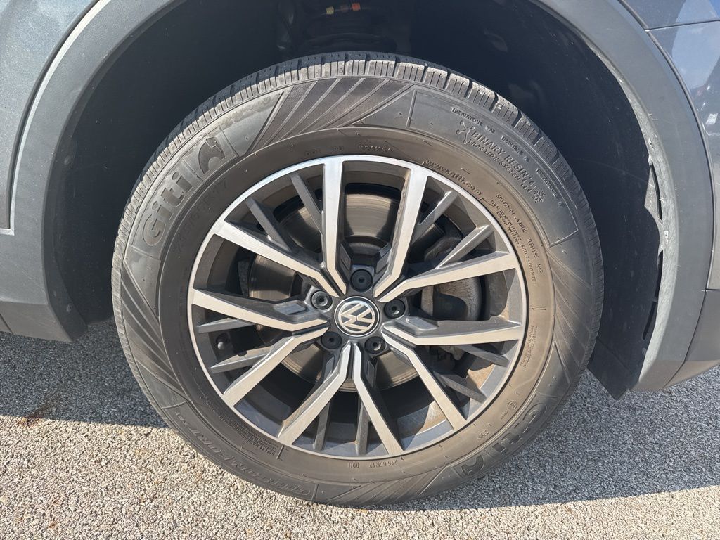 2019 Volkswagen Tiguan SEL R-Line photo 10