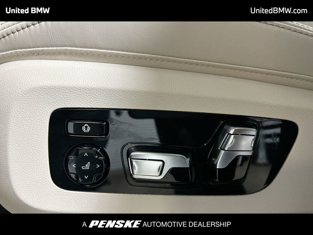 2025 BMW X7 xDrive40i 12
