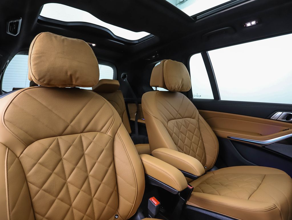 Thumbnail: 2026 BMW X7 - 30