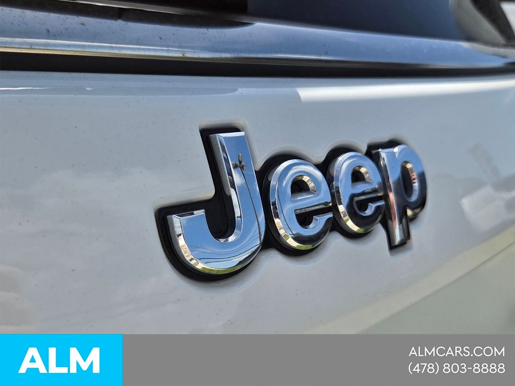 Used 2024 White Jeep Latitude image 15