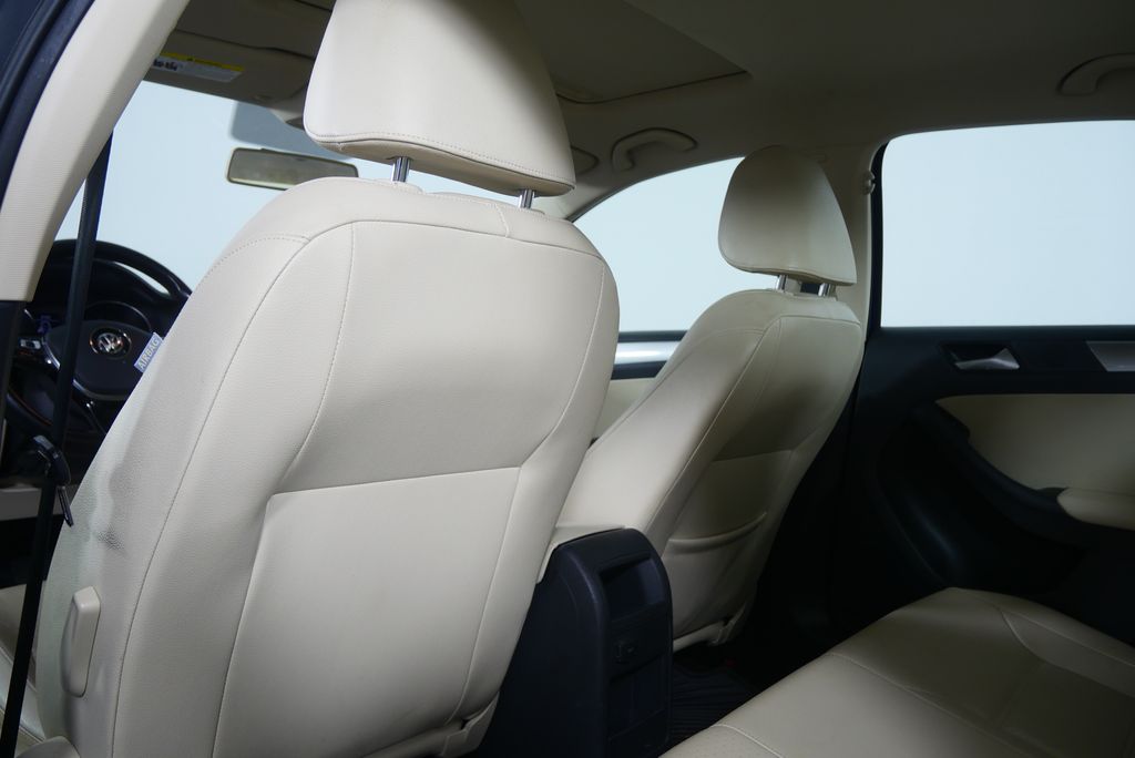 Thumbnail: 2017 Volkswagen Jetta - 17