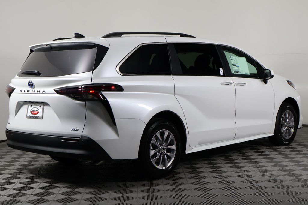 Thumbnail: 2025 Toyota Sienna - 2