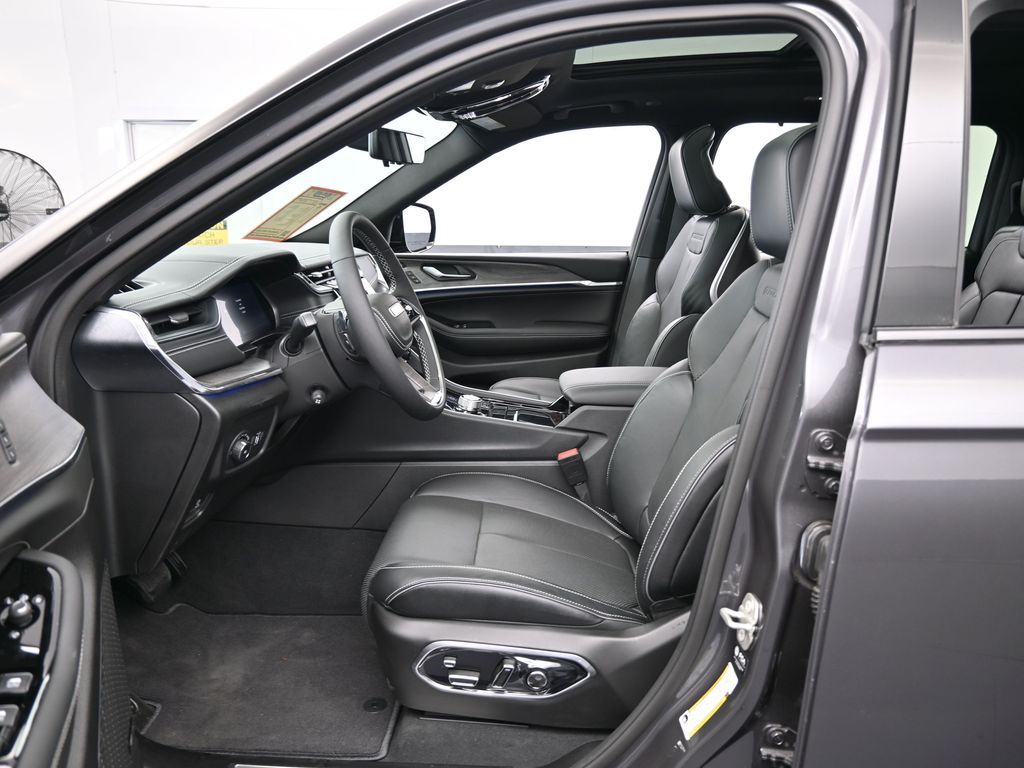 Used 2024 Baltic Gray Metallic Clearcoat Jeep Overland image 12