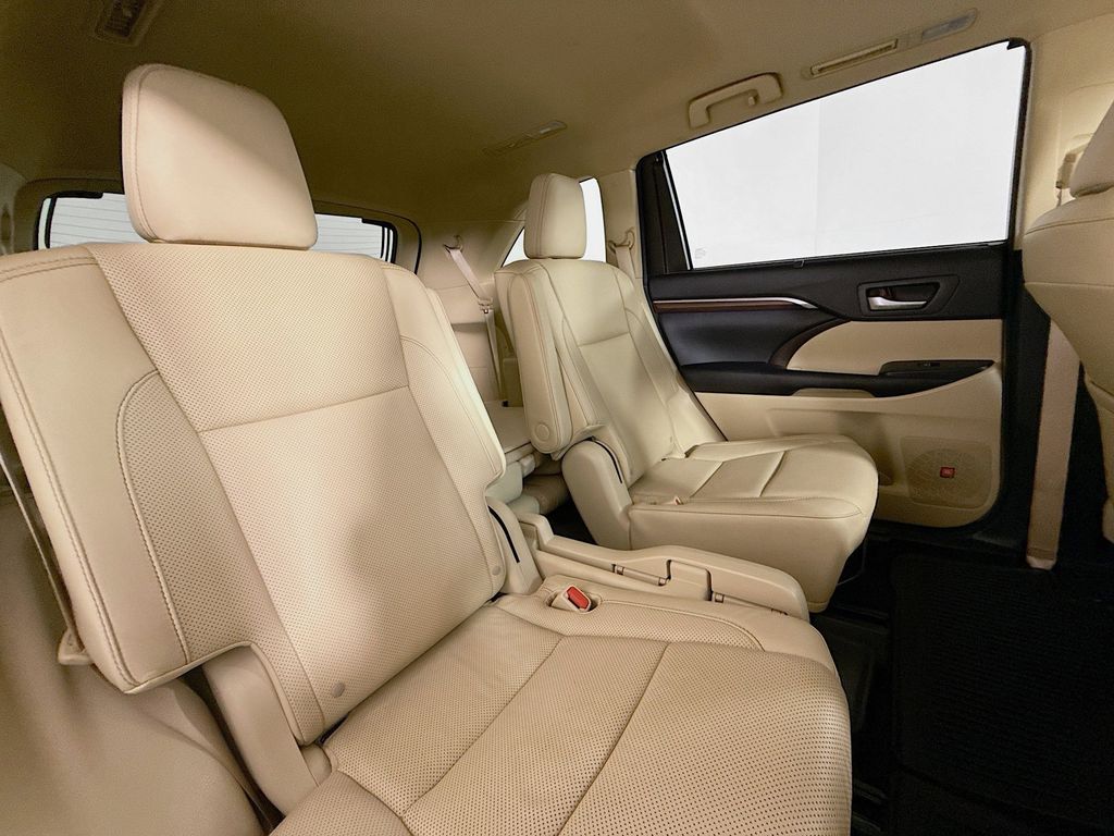 Thumbnail: 2015 Toyota Highlander - 26