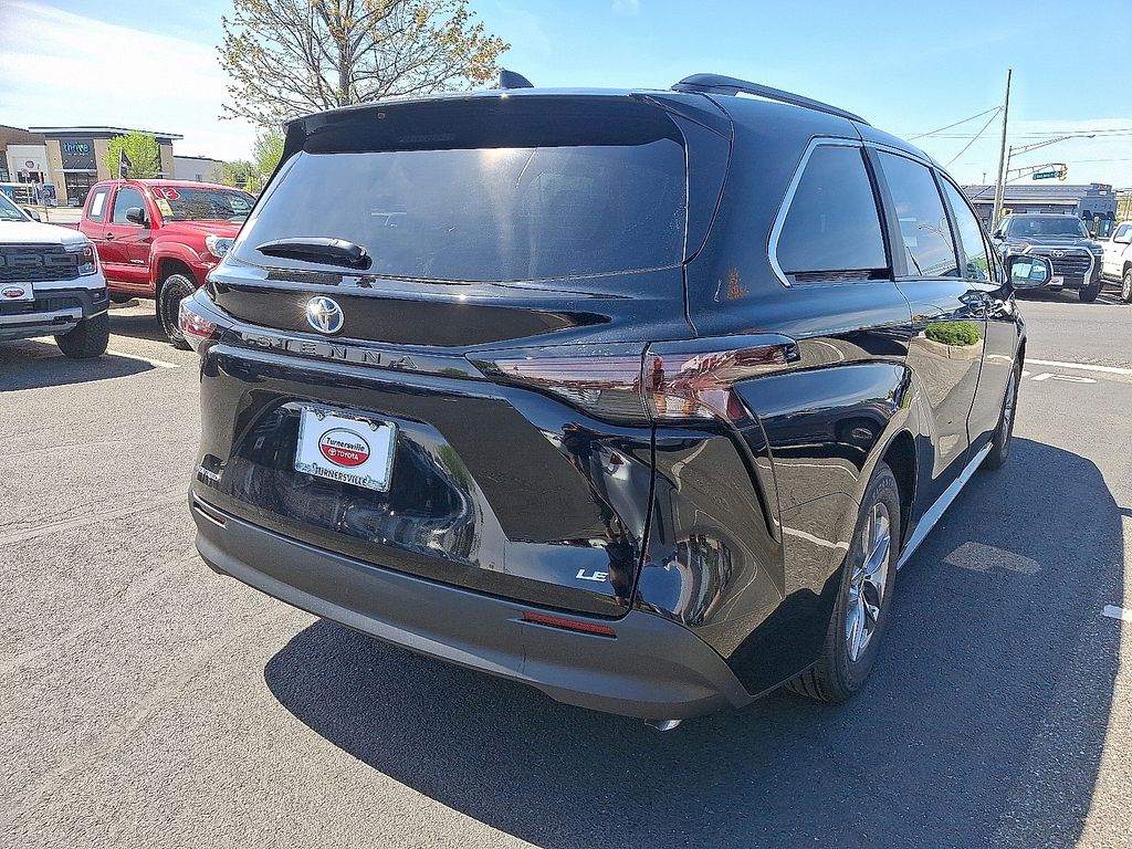 2025 Toyota Sienna LE 4