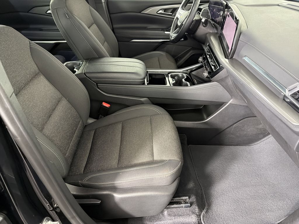 used 2024 Chevrolet Traverse car, priced at $31,900